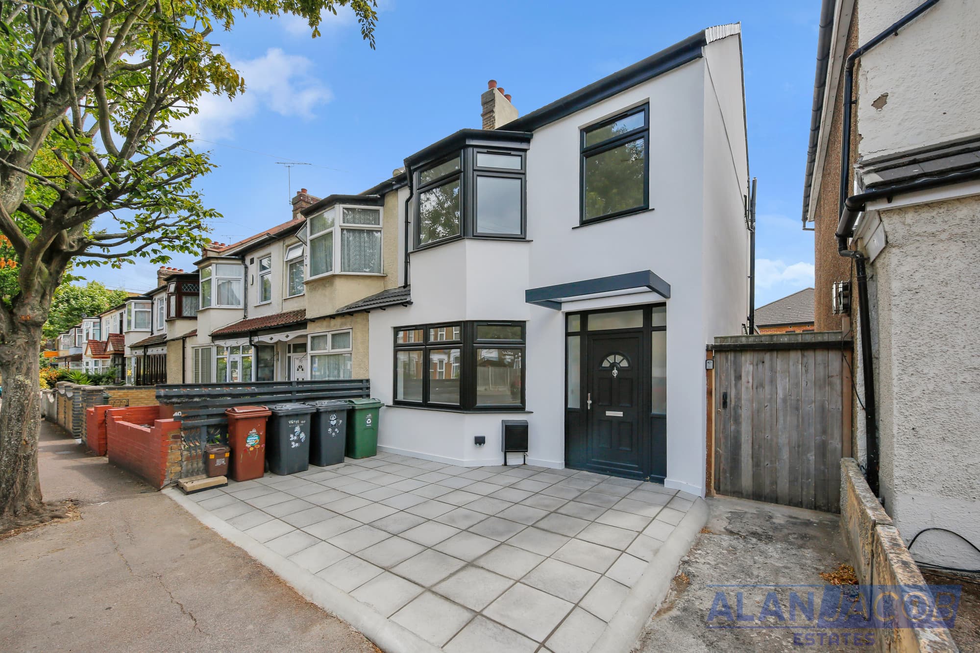 4 Bedroom Semi-detached house in London