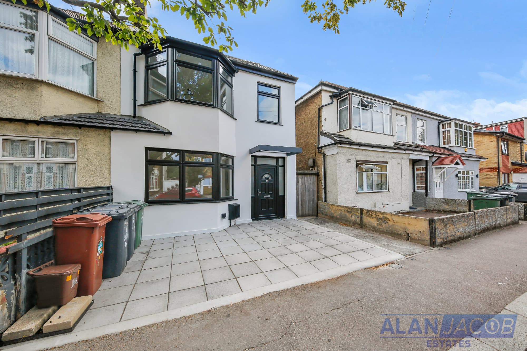 4 Bedroom Semi-detached house in London