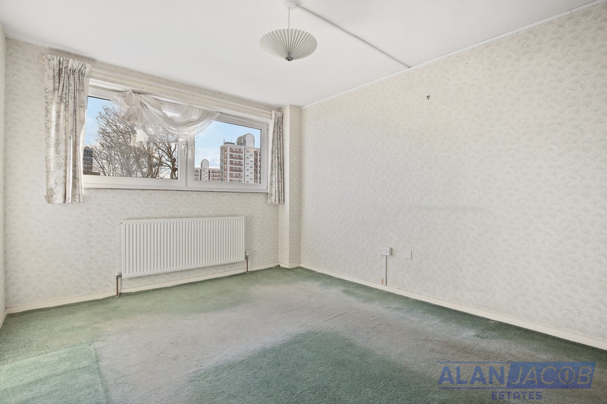 2 Bedroom Maisonette in London