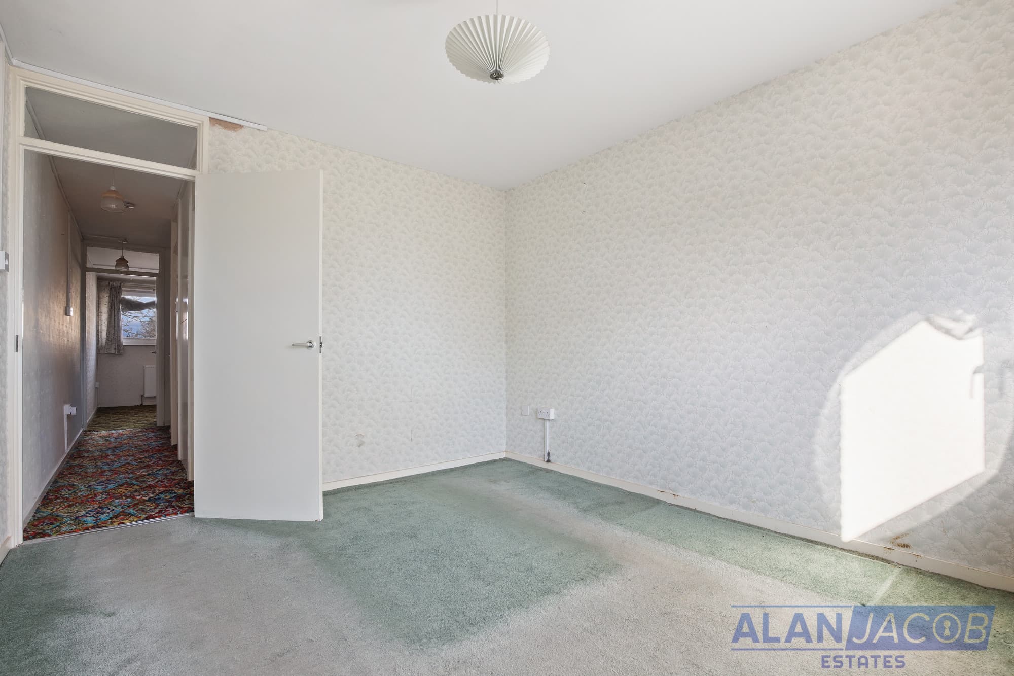 2 Bedroom Maisonette in London