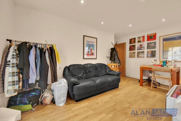 Sail Court, 15 Newport Avenue