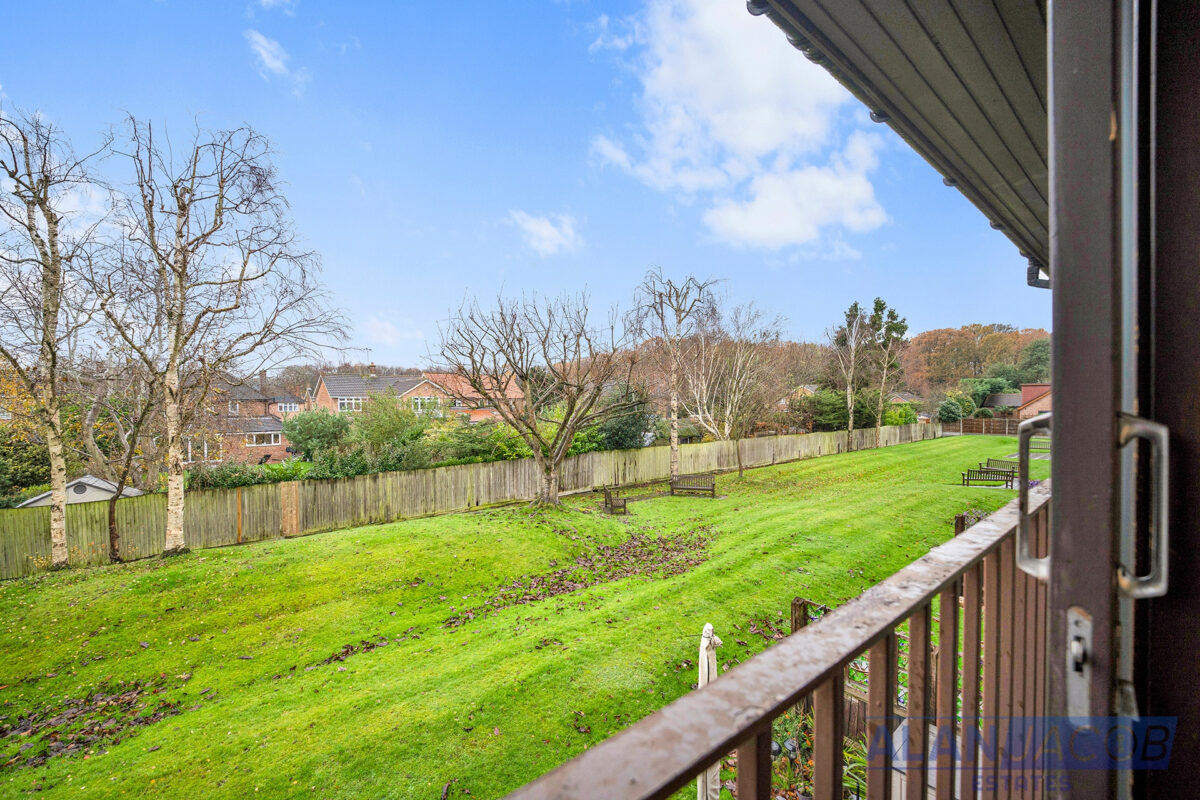 The Lawns, Uplands Road