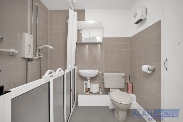 The Lawns, Uplands Road