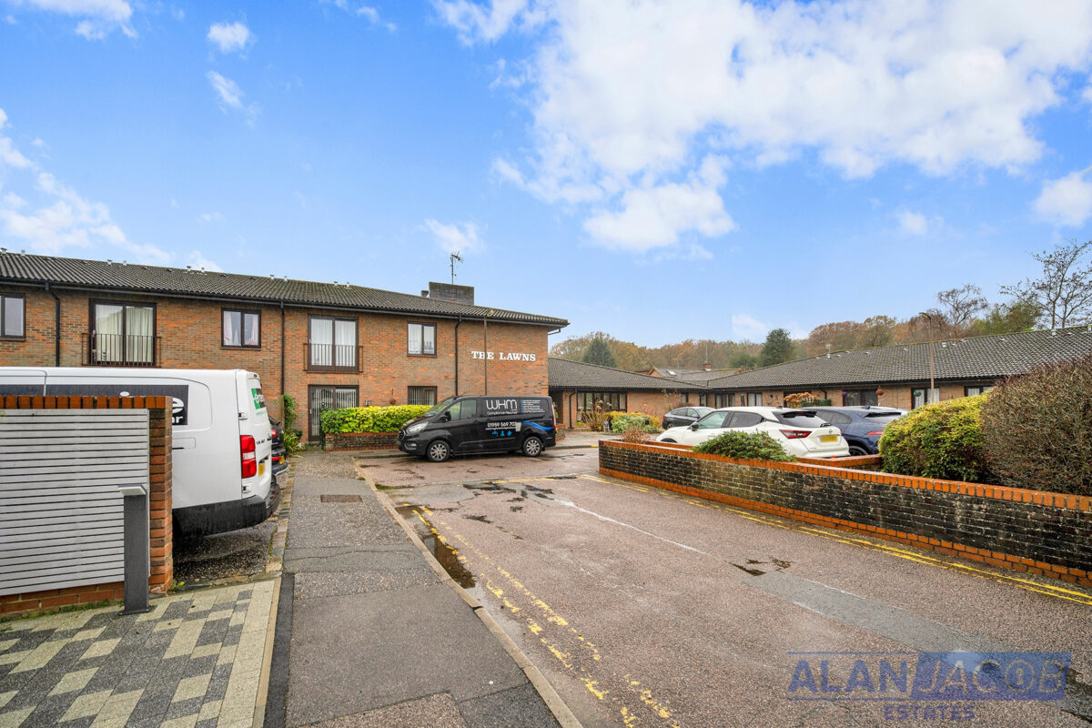 The Lawns, Uplands Road