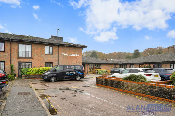 The Lawns, Uplands Road