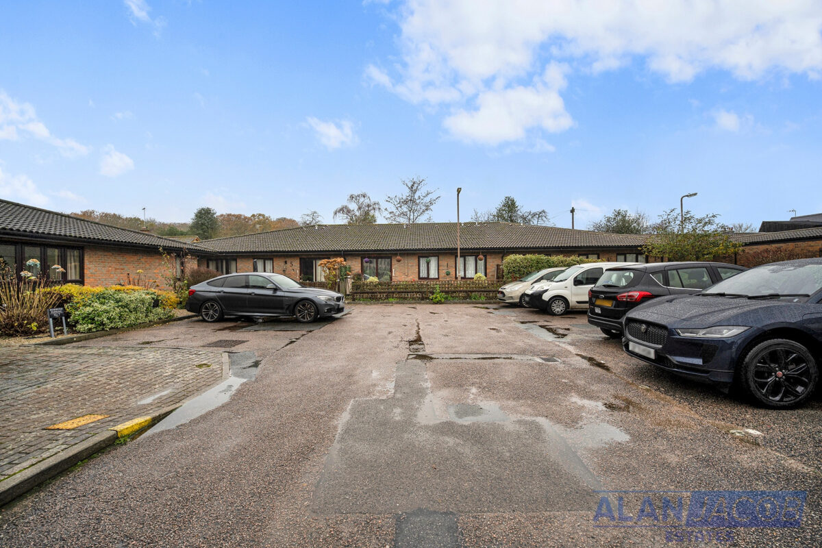 The Lawns, Uplands Road